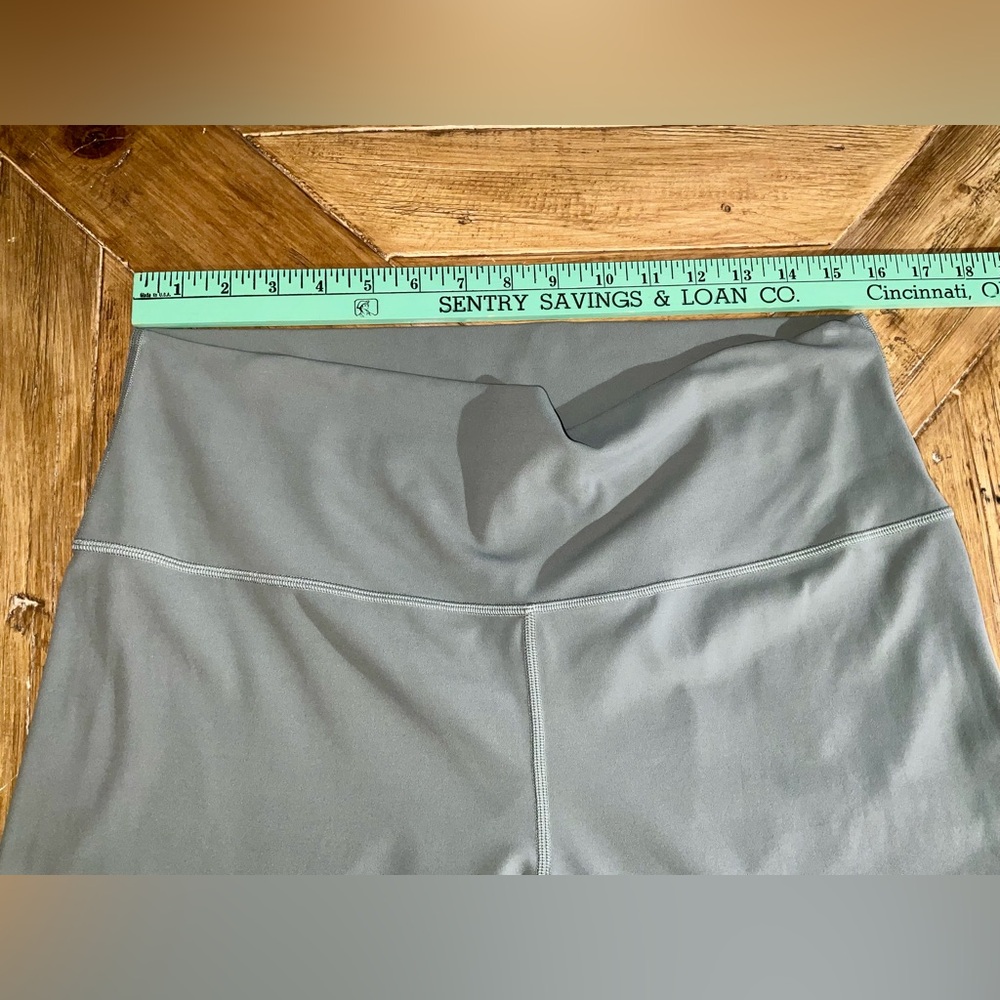 Lululemon Align Capri Leggings in a shade of green (olive/army) size 16 - Picture 8 of 12